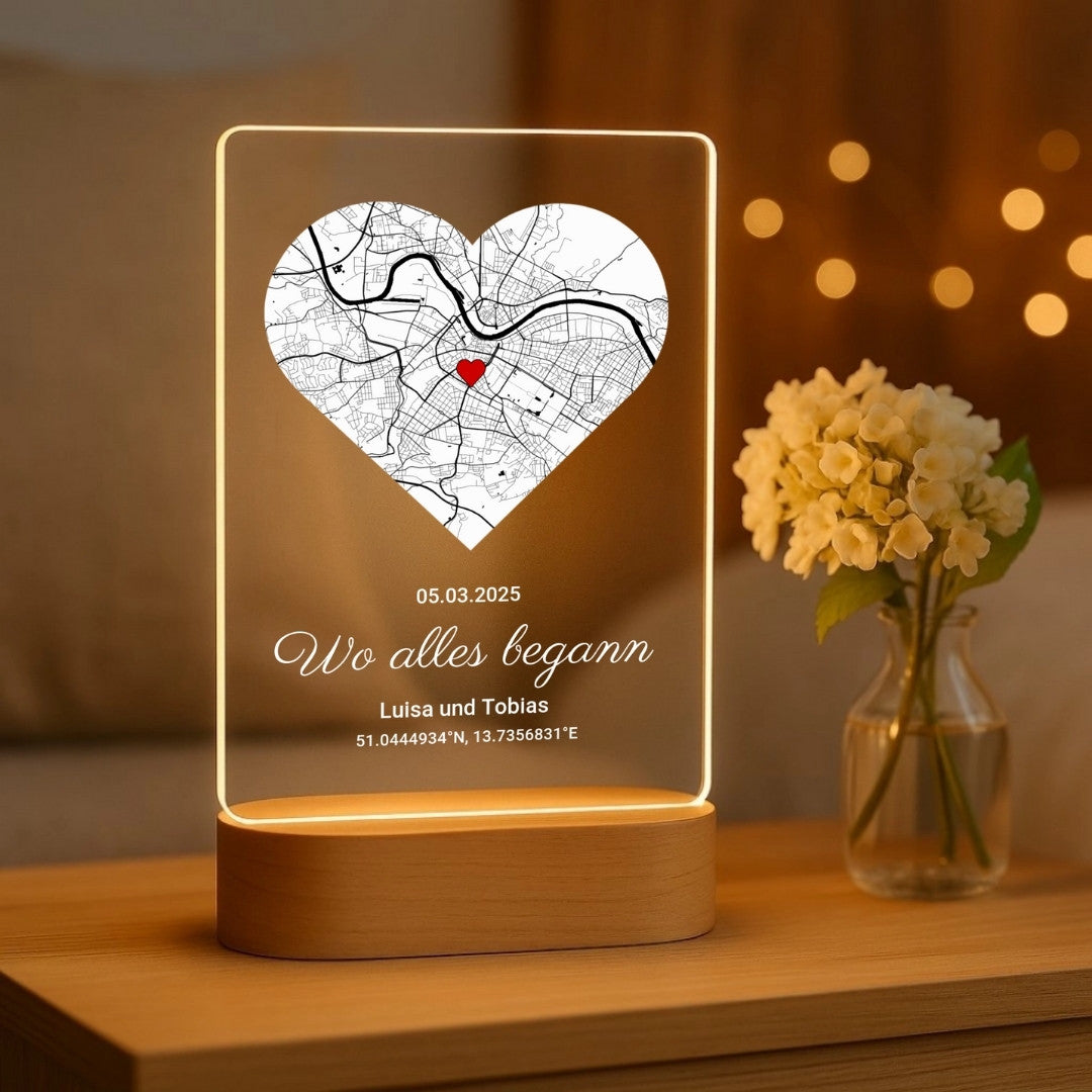 Wo alles begann - Personalisiertes Nachtlicht mit LED-Holzfuß (14x20)