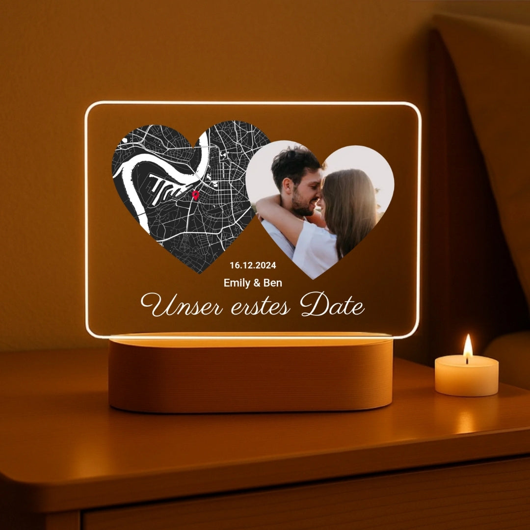 Unser erstes Date - Personalisiertes Nachtlicht mit LED-Holzfuß (20x16)