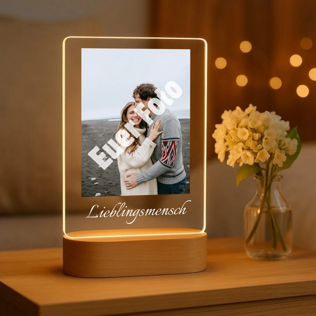 Lieblingsmensch - Personalisiertes Nachtlicht mit LED-Holzfuß (14x20)