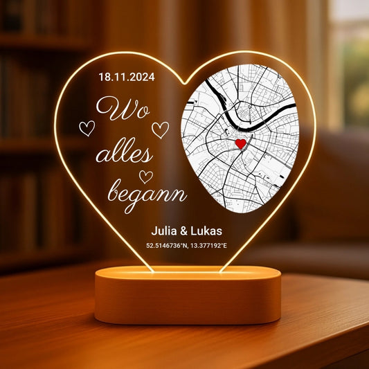 Wo alles begann - Personalisiertes Herz-Nachtlicht mit LED-Holzfuß (16x15)