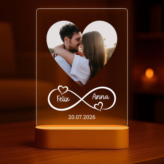 Unendliche Liebe - Personalisiertes Nachtlicht mit LED-Holzfuß (14x20)