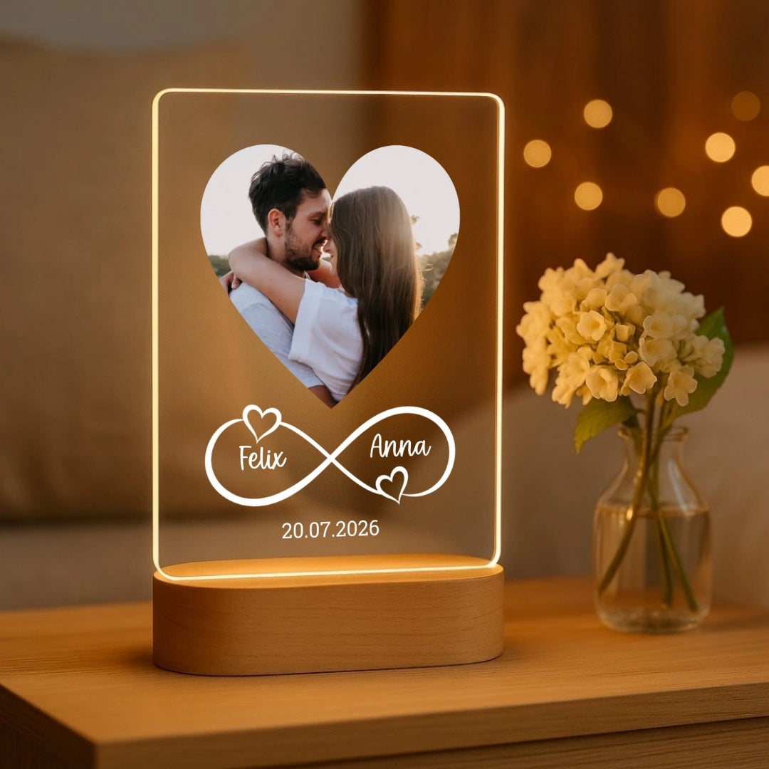 Unendliche Liebe - Personalisiertes Nachtlicht mit LED-Holzfuß (14x20)
