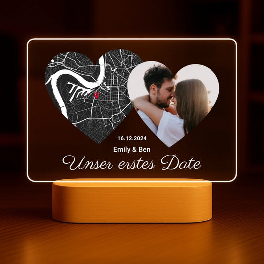 Unser erstes Date - Personalisiertes Nachtlicht mit LED-Holzfuß (20x16)